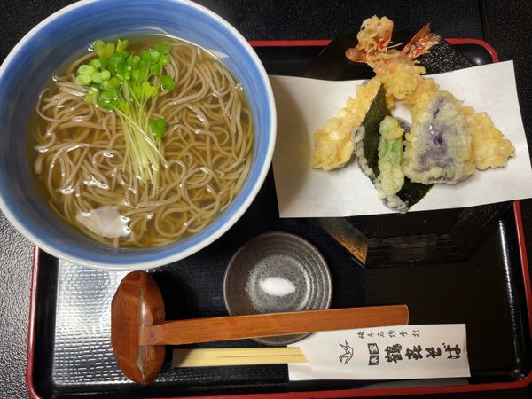 日本・滋賀県「大津・坂本散策」の写真：お昼は近くにある老舗の蕎麦屋鶴喜そばへへ...