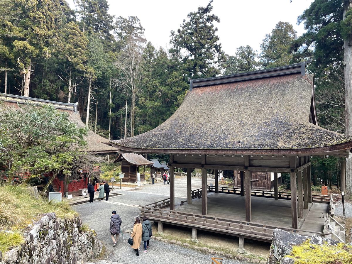 全国各地にある日吉神社の総本山。境内には西本宮、東本宮など様々なお宮があり...