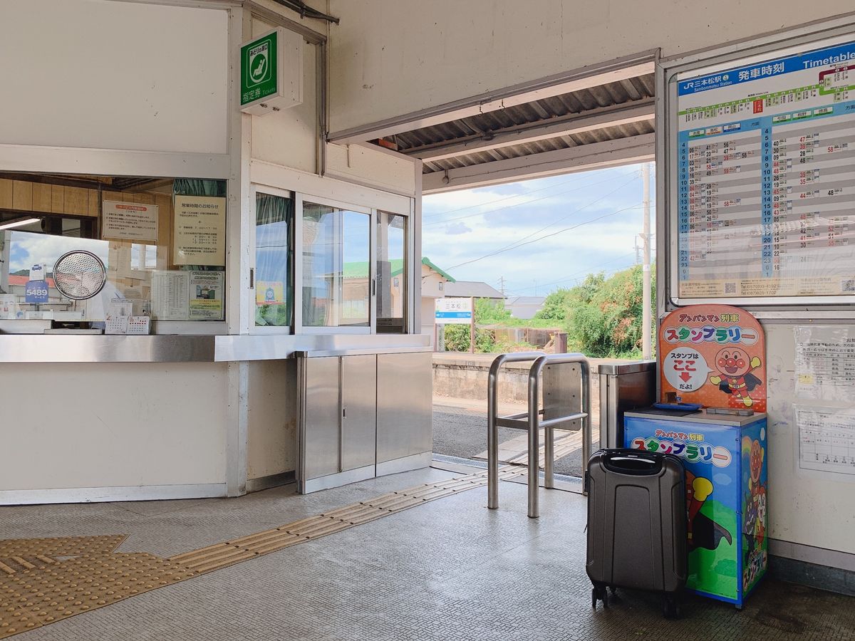 昼も夜も人はいない。笑