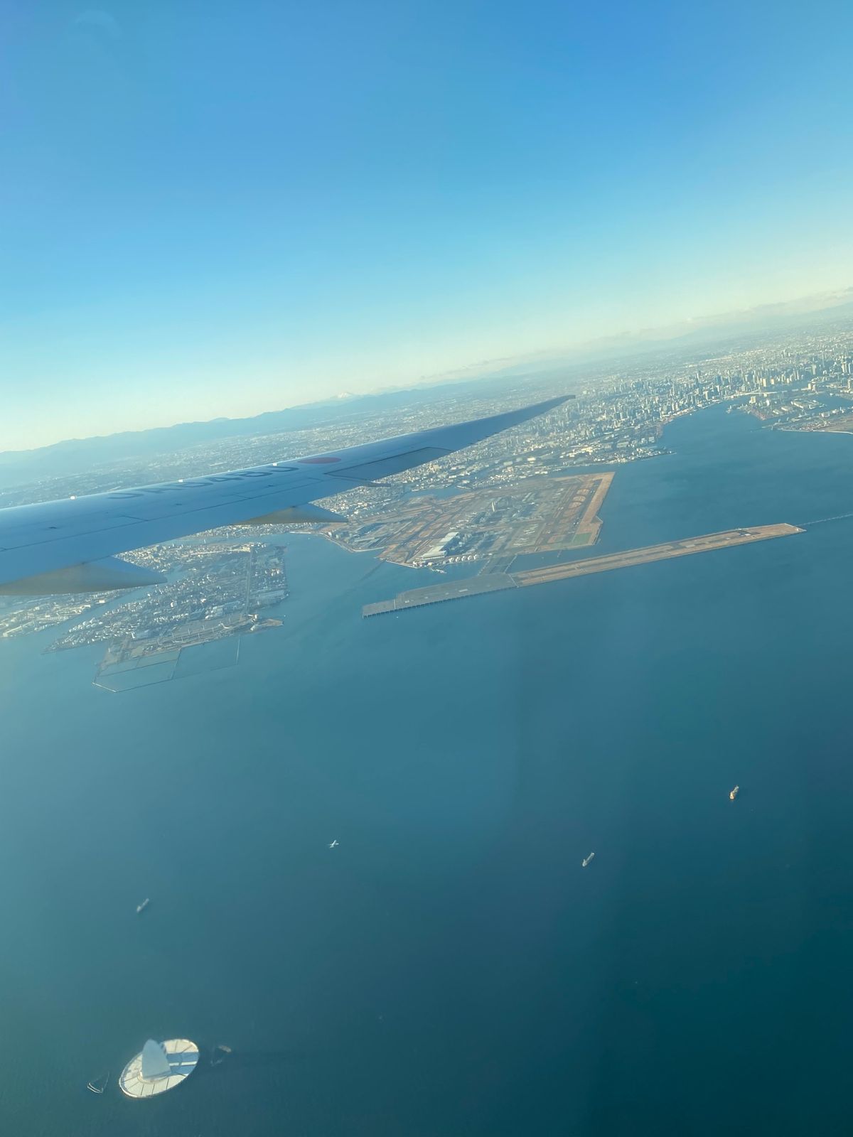 1)羽田空港5階のスタバの網窓じゃないとこから撮りましたw
2)上空からの...