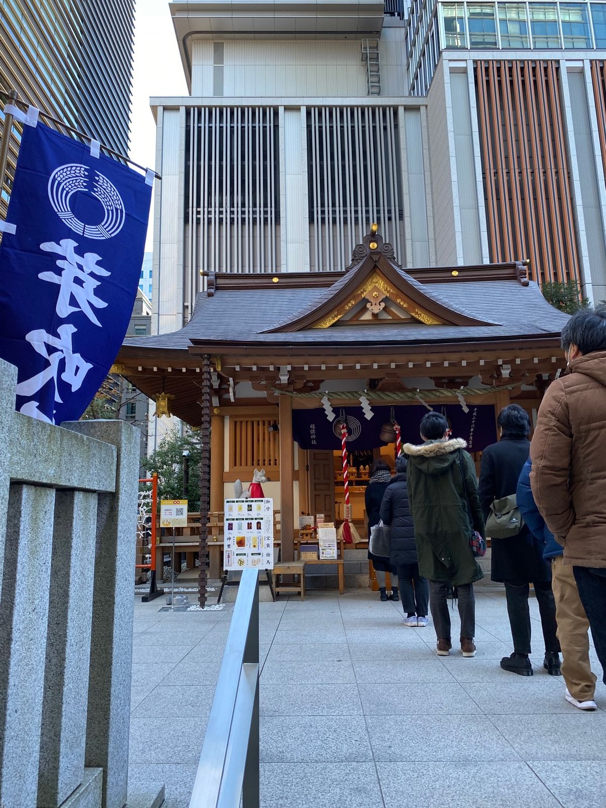 1)福徳神社へ初詣⛩意外に混んでてビックリ！
2)おみくじ撮影台は面白い！...
