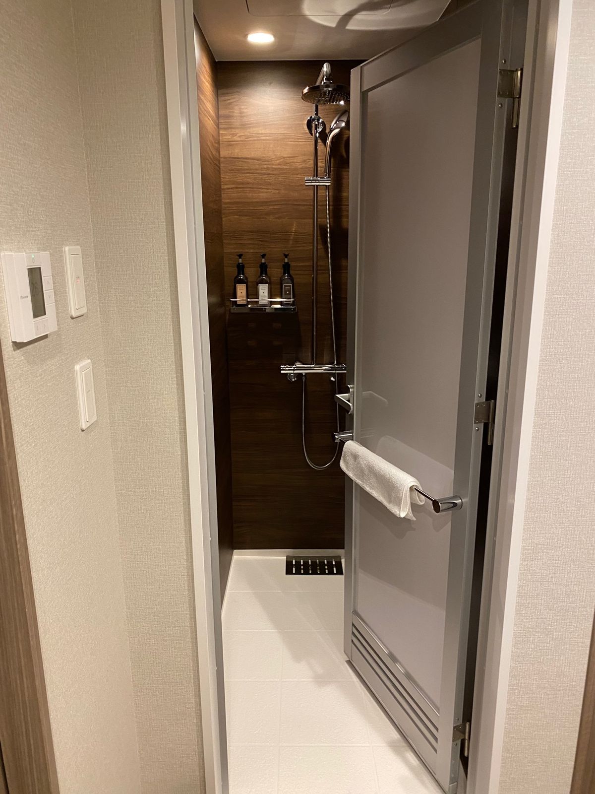 ホテルかずさやに泊まりました。
オフィス街だからか、周りはめっちゃ静かでし...