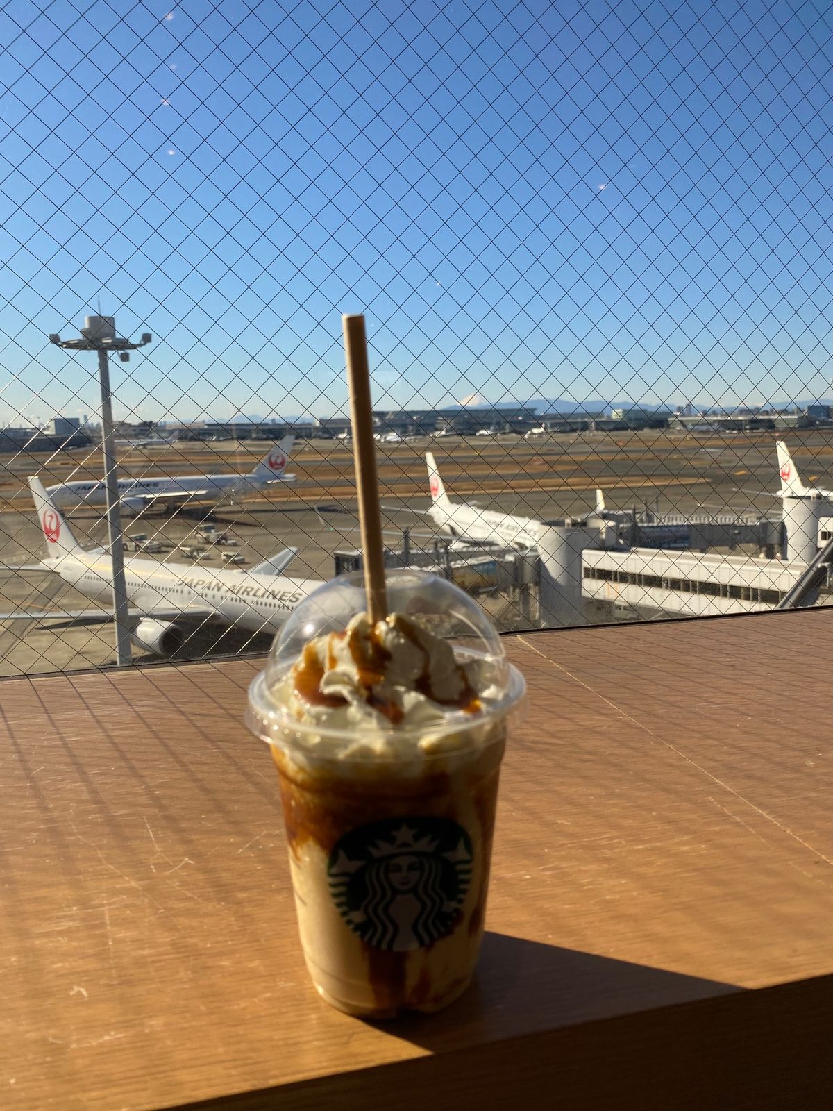 1)福徳神社へ初詣⛩意外に混んでてビックリ！
2)おみくじ撮影台は面白い！...