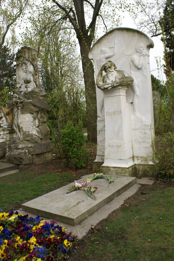 オーストリア・ウイーン「Vienna Central Cemetery」の写真：ブラームスのお墓