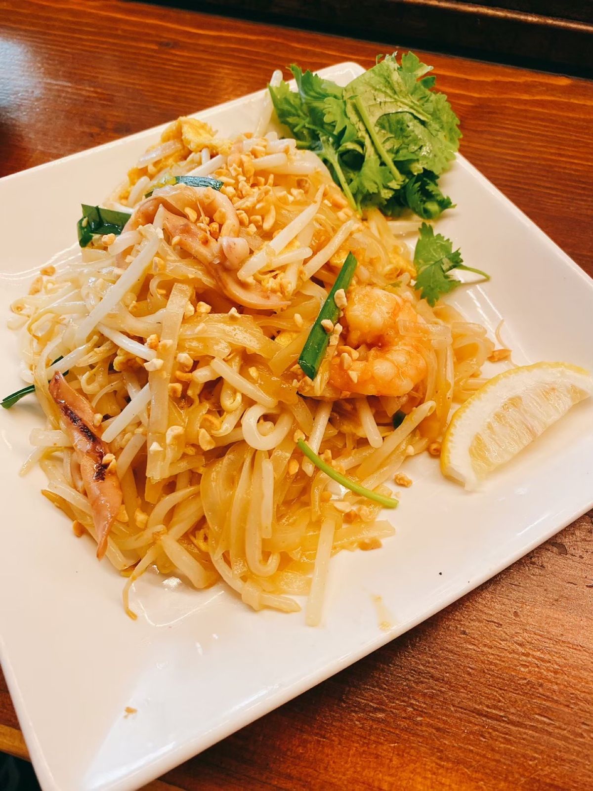 モンスーンカフェ
前菜のエビトーストと生春巻き
パッタイ