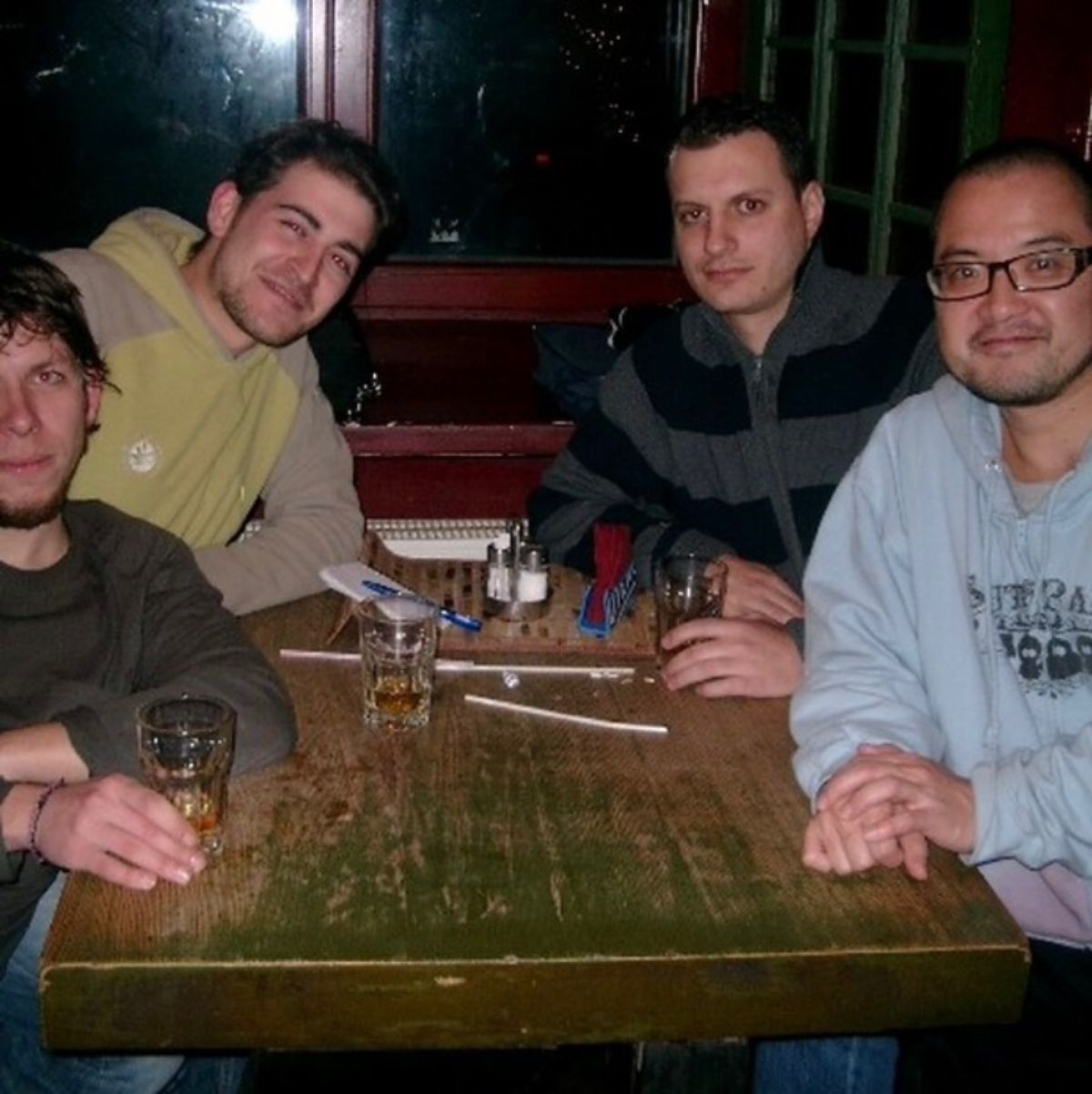 2007年12月19日から24日。ヴィルニス旧市街の行きつけパブ。となりの...