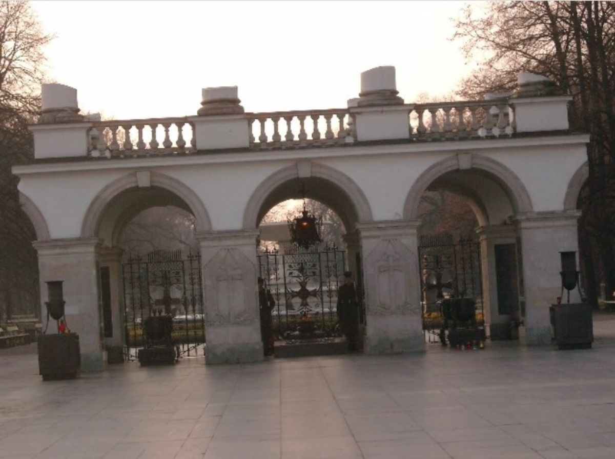 2007年11月20日頃。ワルシャワ。ワルシャワ名物無名兵士の墓の衛兵交代...