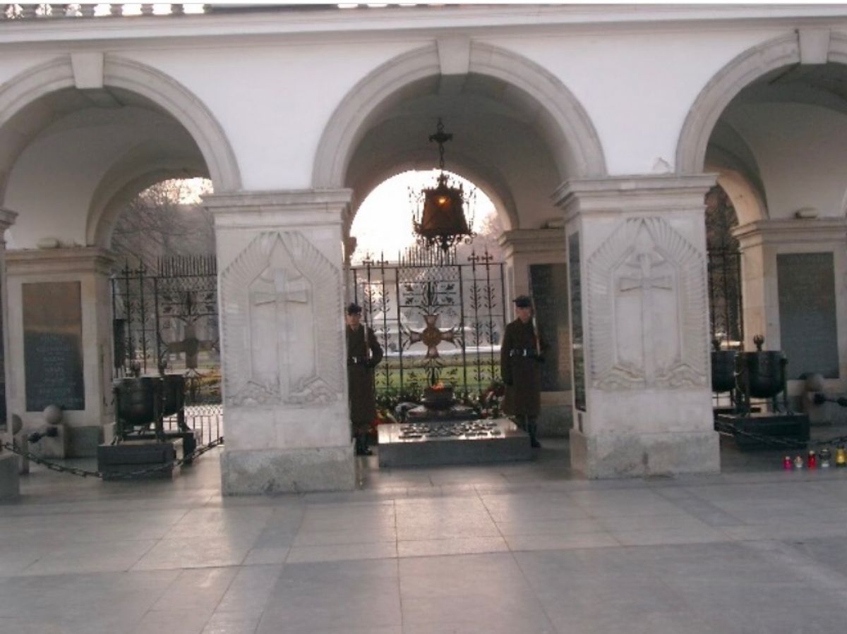 2007年11月20日頃。ワルシャワ。ワルシャワ名物無名兵士の墓の衛兵交代...