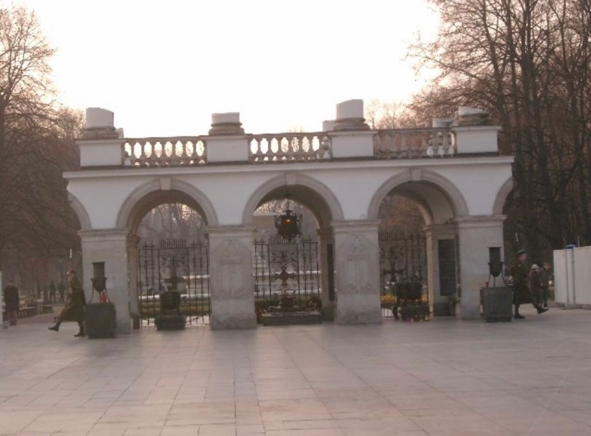 2007年11月20日頃。ワルシャワ。ワルシャワ名物無名兵士の墓の衛兵交代...