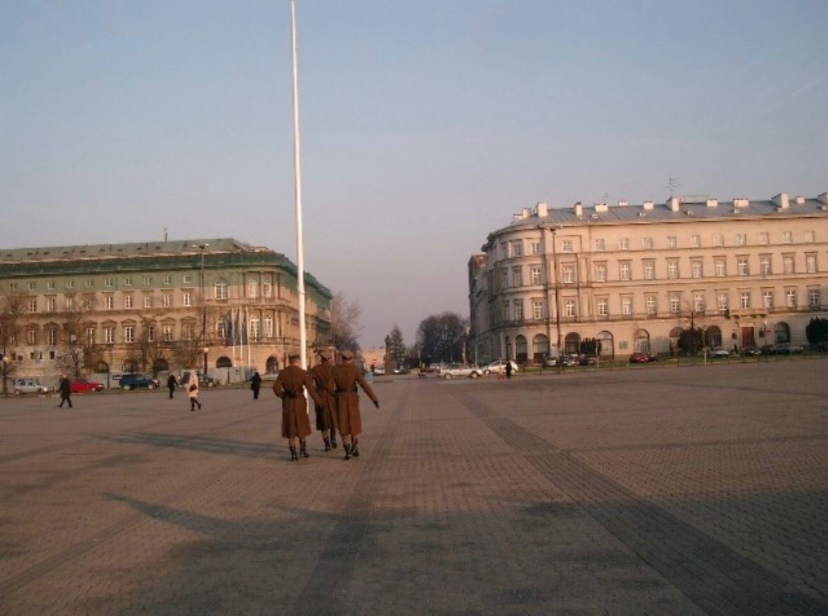 2007年11月20日頃。ワルシャワ。
ワルシャワ名物無名兵士の墓の衛兵交...