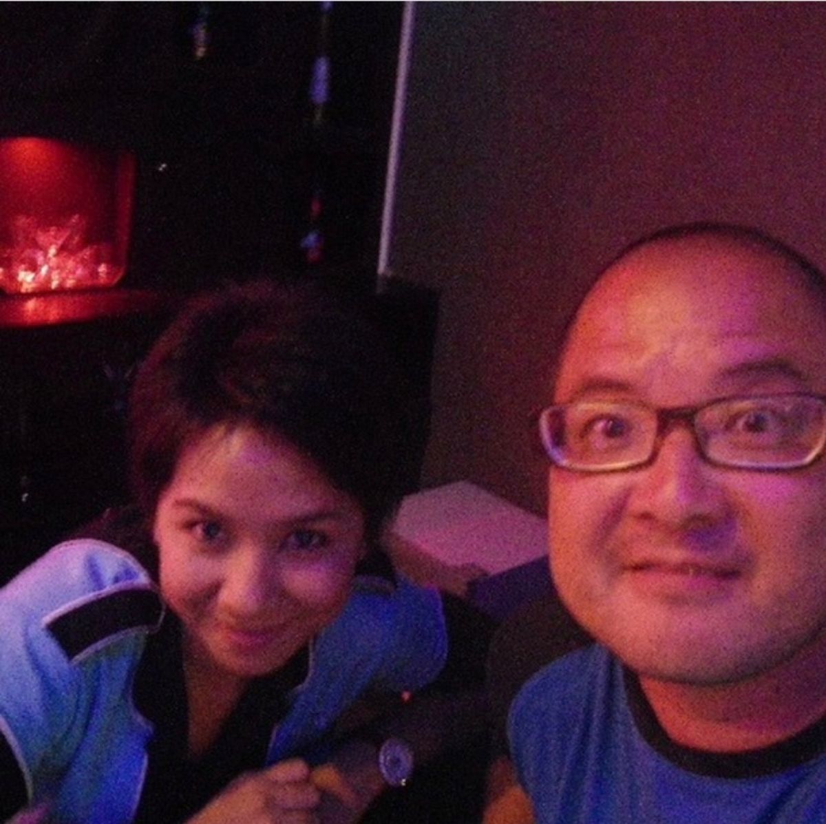 2010年10月26日頃。マナド。カラオケパブ。地元の青年ふたりのプロ級に...