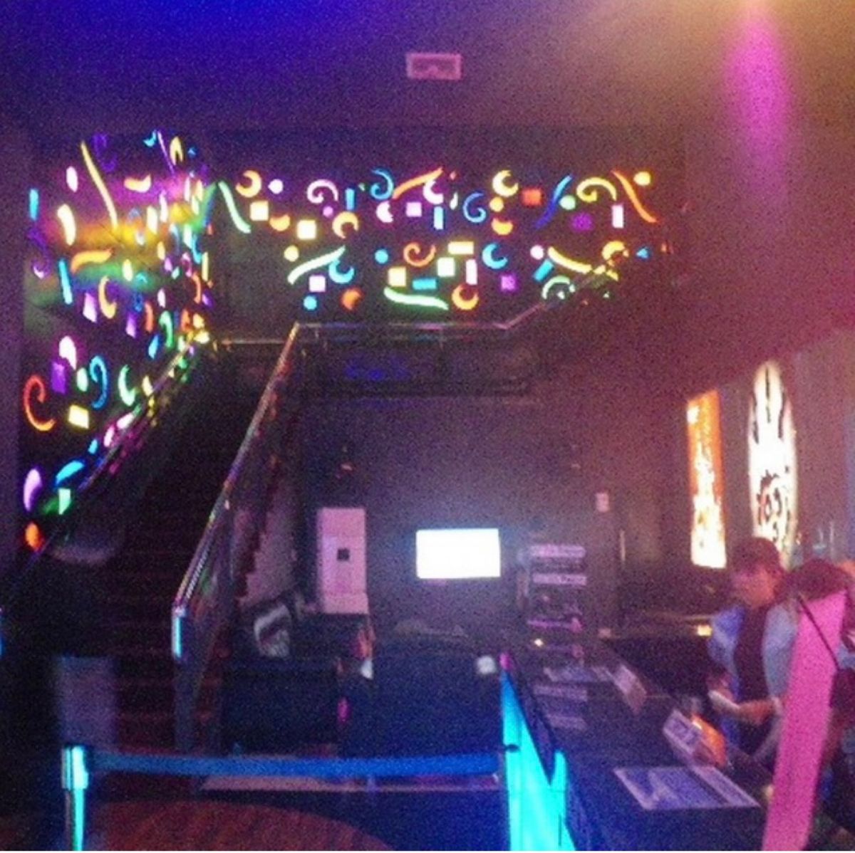 2010年10月26日頃。マナド。カラオケパブ。地元の青年ふたりのプロ級に...