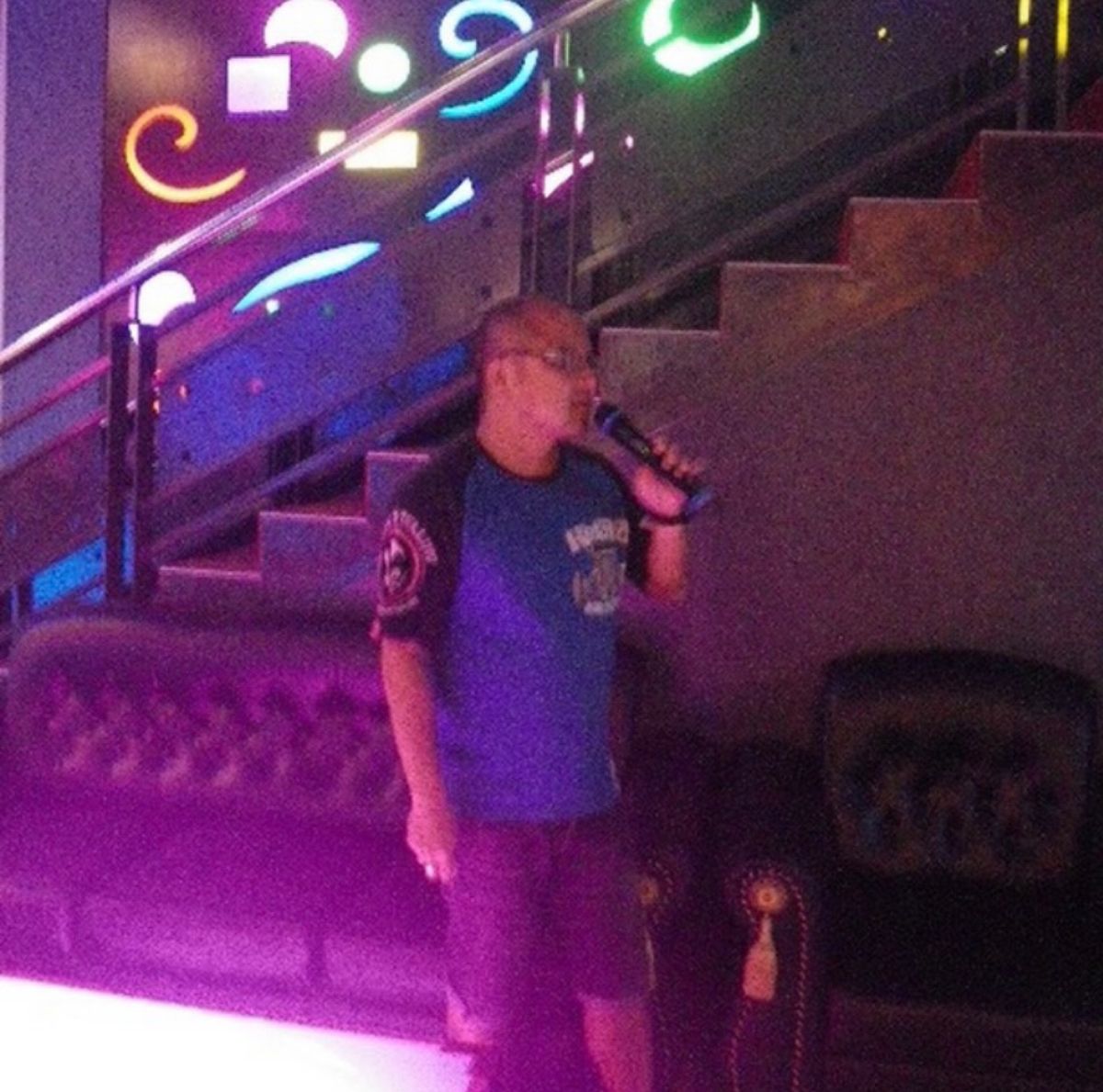 2010年10月26日頃。マナド。カラオケパブ。地元の青年ふたりのプロ級に...