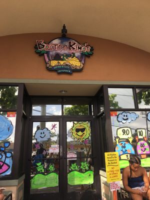 ブーツアンドキモズ、現金のみの店で焦る。日本人の方が両替してくれた。助かり...