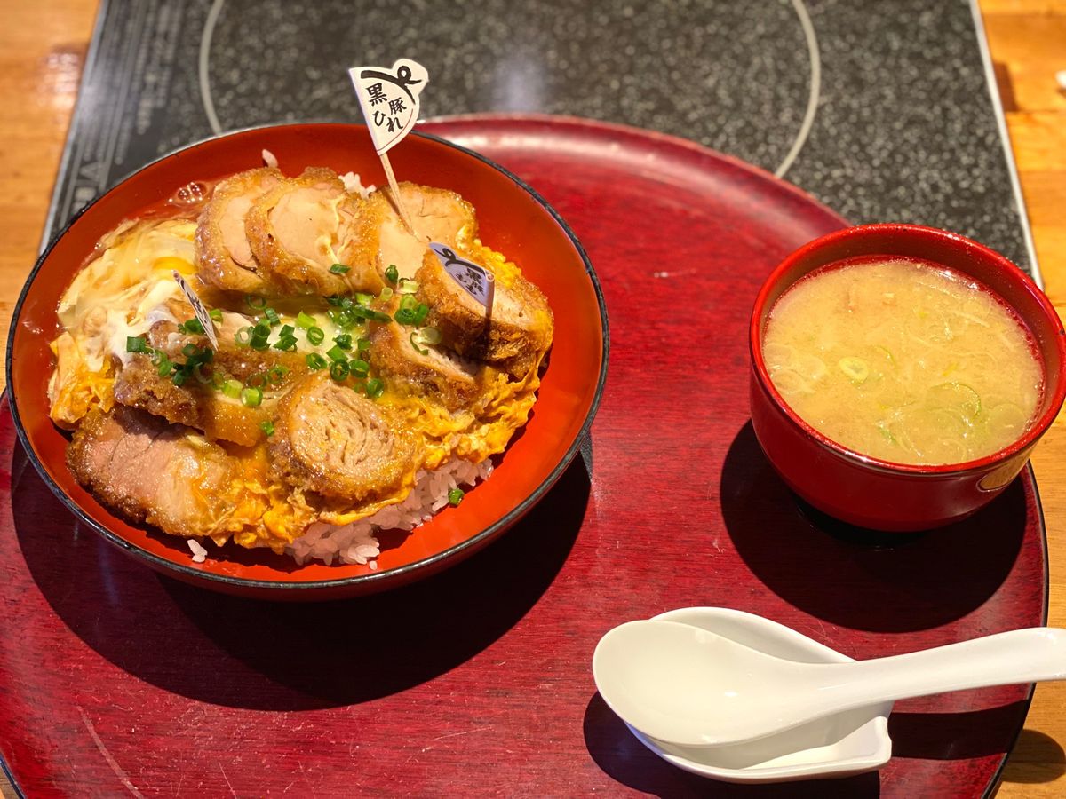 久しぶりにトンカツ🐷を食べたくなって
仕事を終えたあとに3色カツ丼🍚

大...