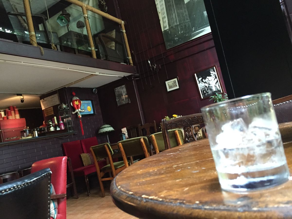 1) 人民公園横の甲子園のようなカフェ
2) 中はアンティーク調で居心地よ...