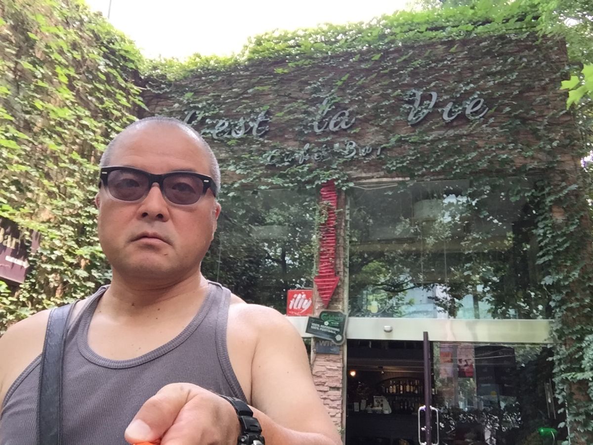 1) 人民公園横の甲子園のようなカフェ
2) 中はアンティーク調で居心地よ...