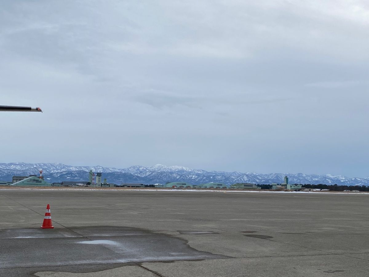 小松空港

夜到着の便や行く時は雪が降ってないことが多かったから気づかなか...