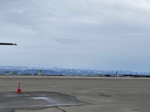 小松空港

夜到着の便や行く時は雪が降ってないことが多かったから気づかなか...