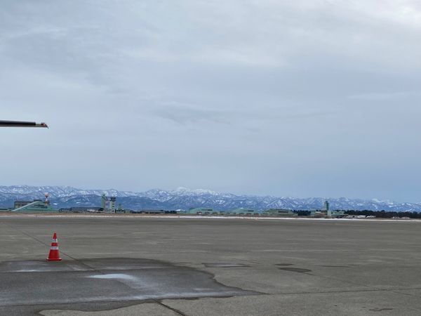 日本・石川県「出張ついでに山代温泉♨️」の写真：小松空港

夜到着の便や行く時は雪が降っ...