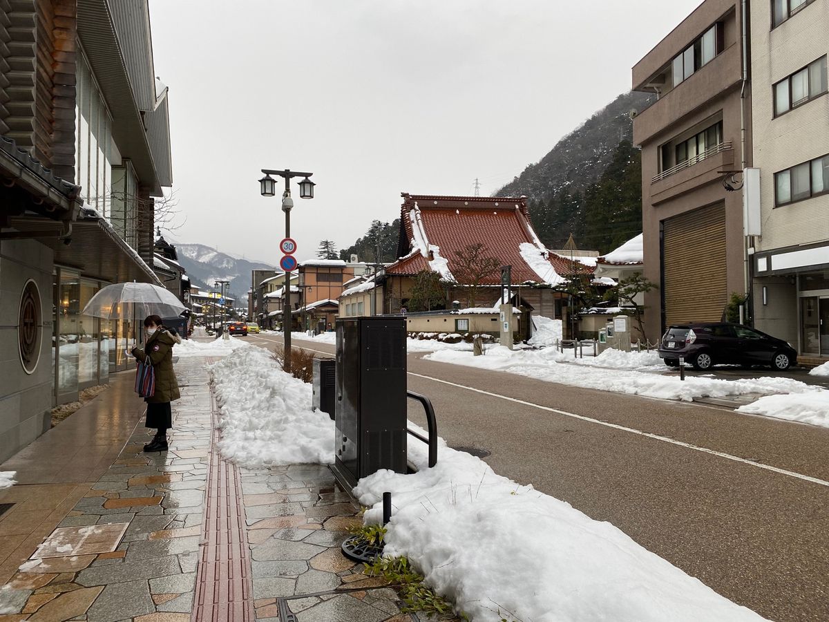 金沢から加賀に移動してみると
かなり雪が残っててビックリ！

駐車場にガッ...