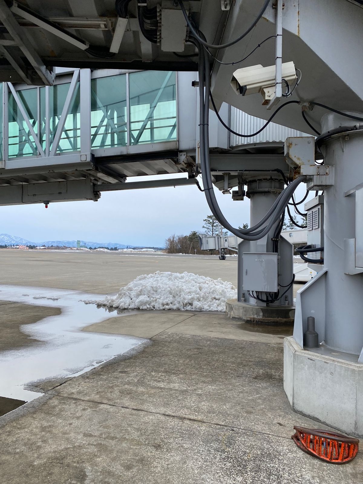 小松空港

夜到着の便や行く時は雪が降ってないことが多かったから気づかなか...