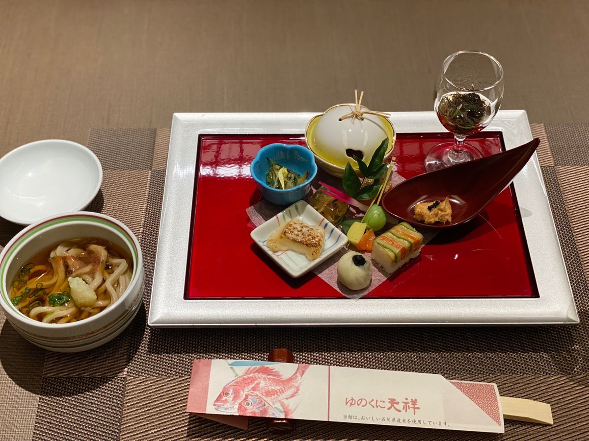 ゆのくに天祥

夕食もとても豪華😍
鮑の活き造りにめっちゃテンション上がった