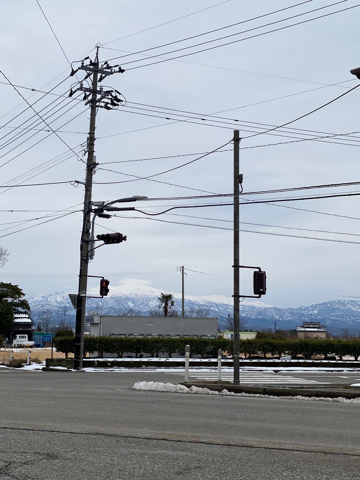 小松空港

夜到着の便や行く時は雪が降ってないことが多かったから気づかなか...