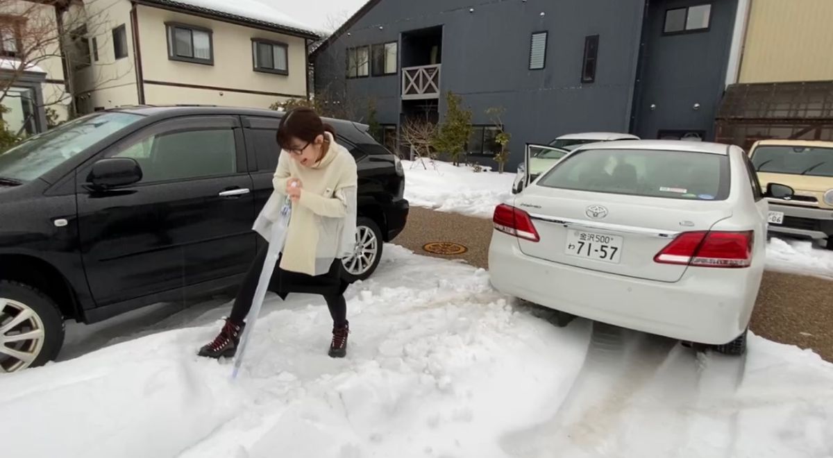 金沢から加賀に移動してみると
かなり雪が残っててビックリ！

駐車場にガッ...