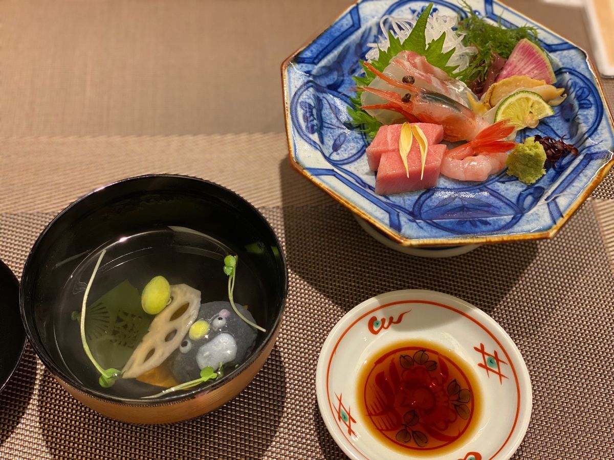 ゆのくに天祥

夕食もとても豪華😍
鮑の活き造りにめっちゃテンション上がった