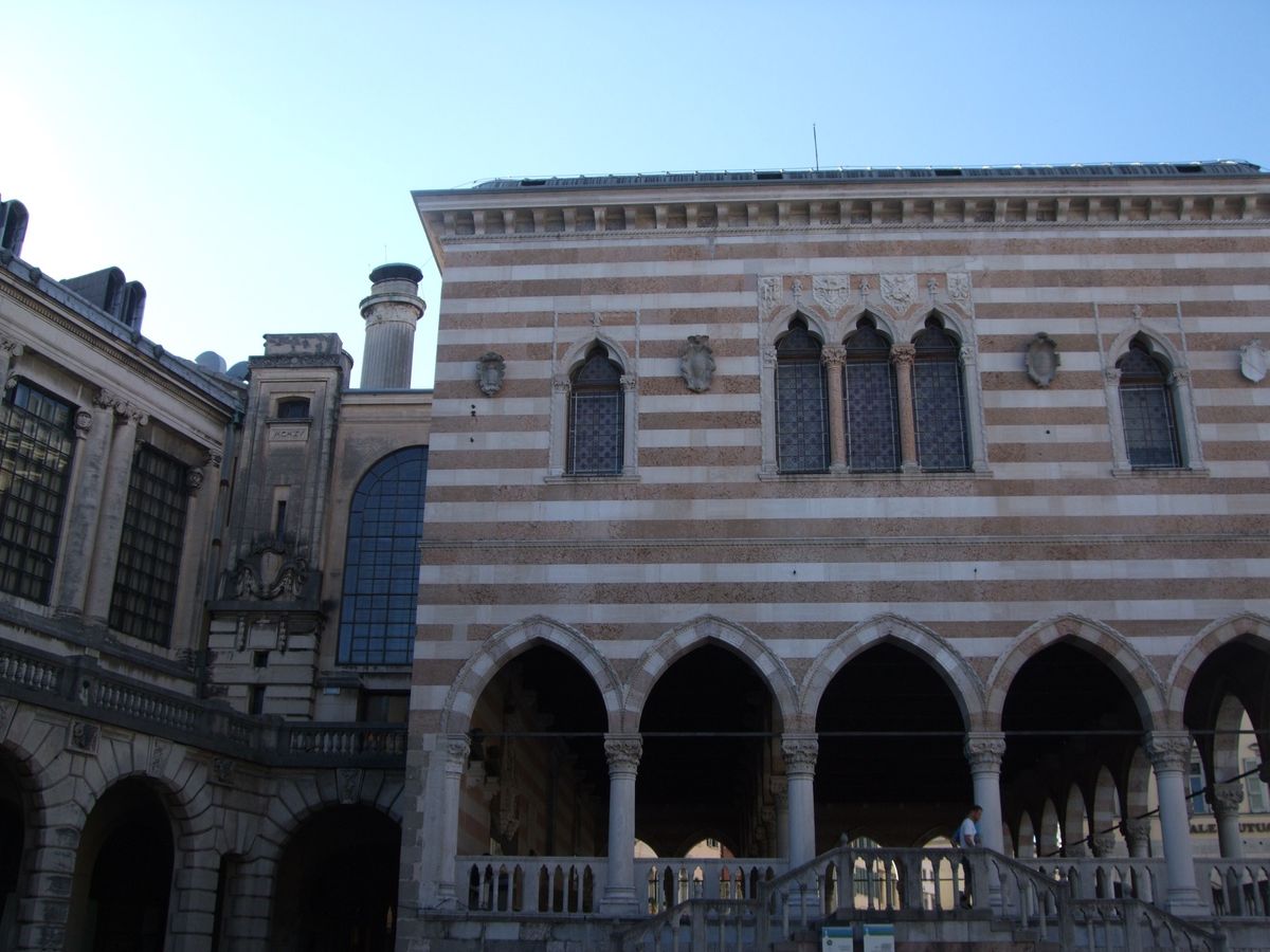 中心のリベルタ広場