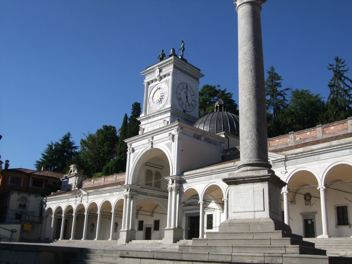 中心のリベルタ広場