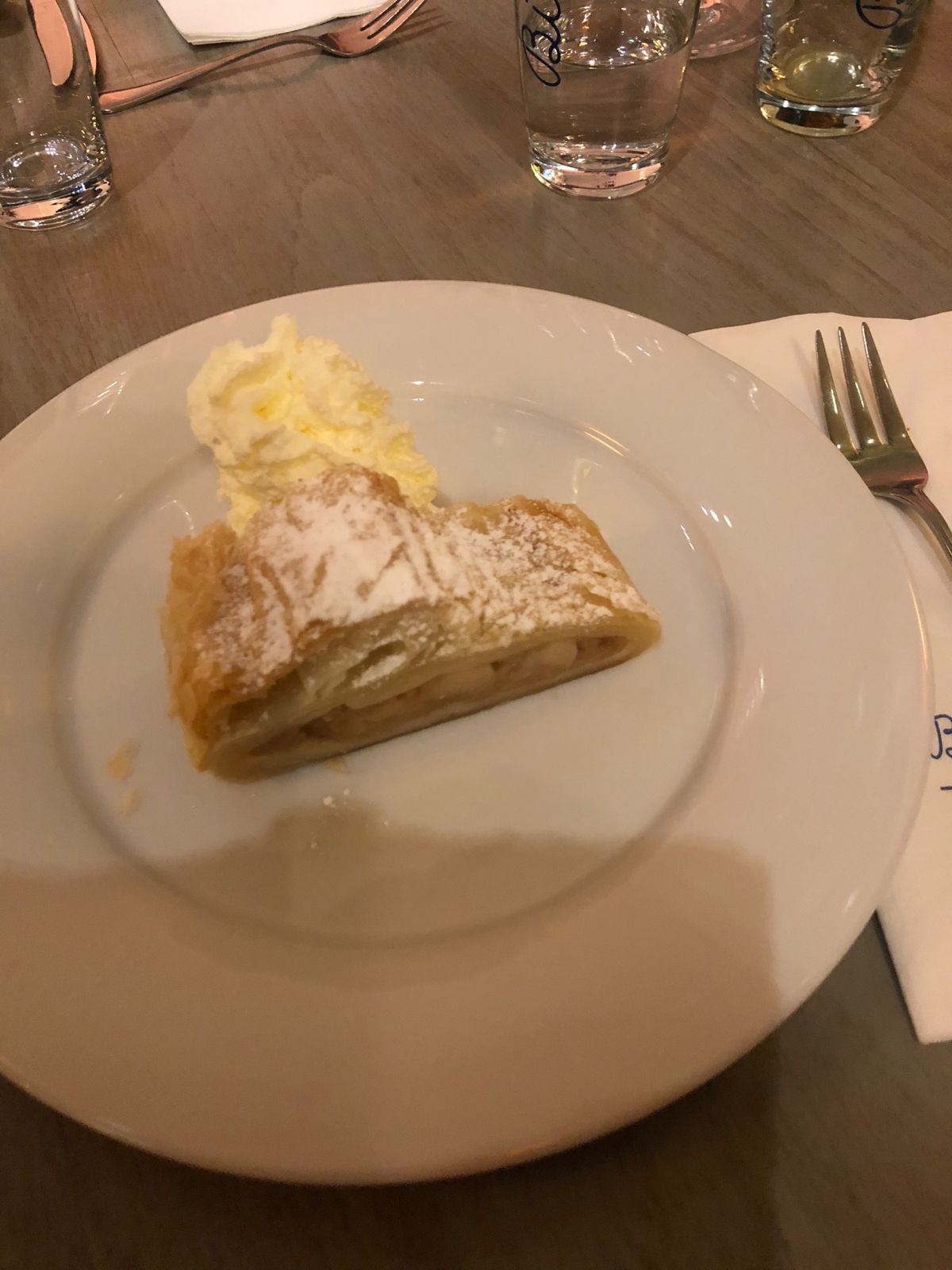 シュニッツェルやアプフェルストゥルーデルは毎回必ず食べます😅