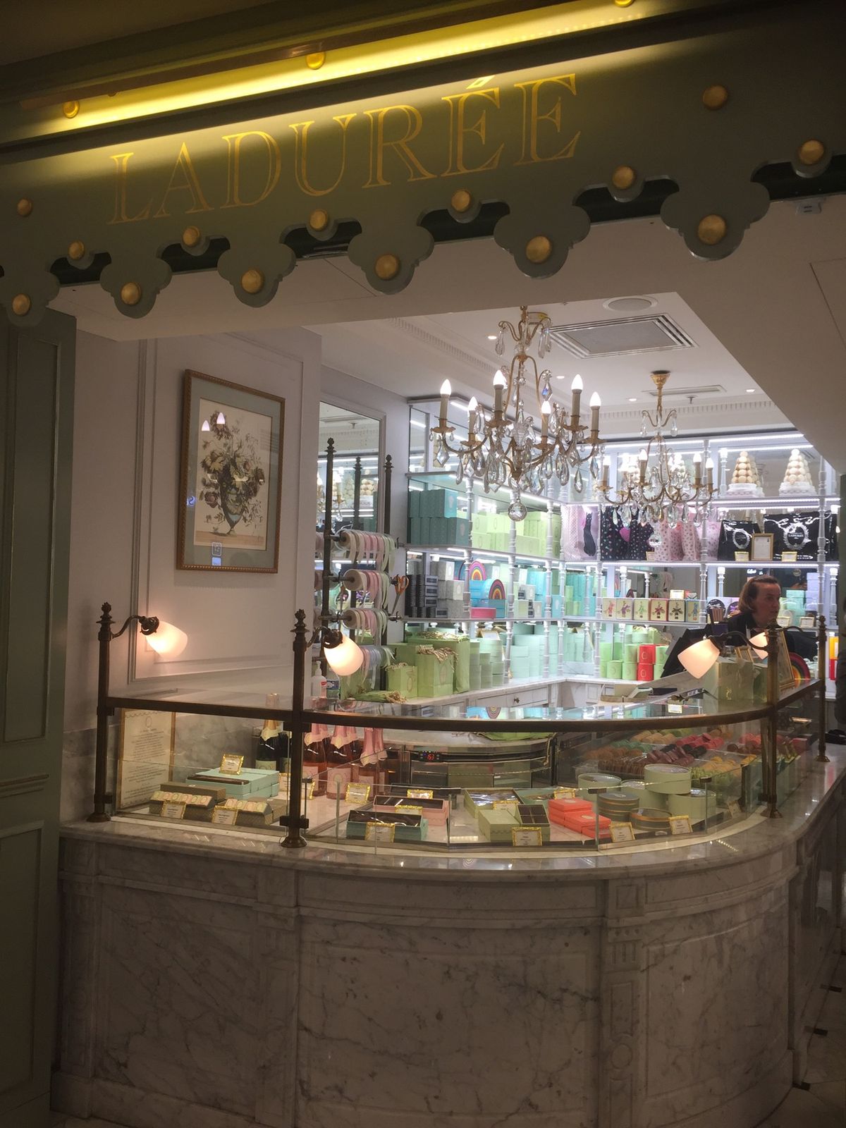 イギリスではクリームティー💕
パリではエスカルゴ💕
そしてCDGでお土産の...