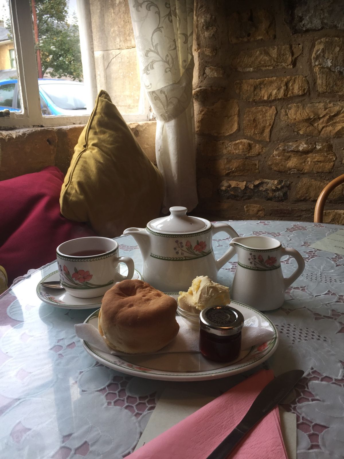 イギリスではクリームティー💕
パリではエスカルゴ💕
そしてCDGでお土産の...