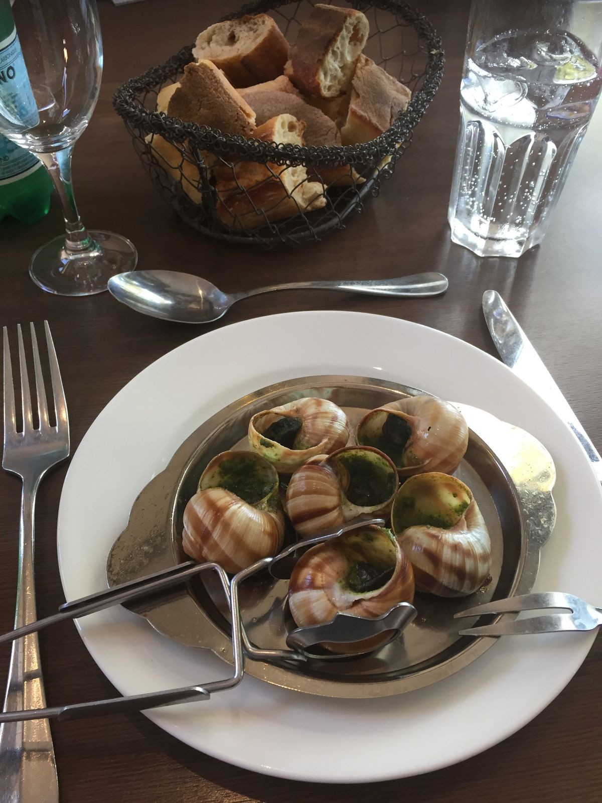 イギリスではクリームティー💕
パリではエスカルゴ💕
そしてCDGでお土産の...