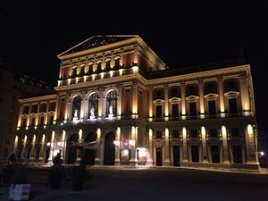 コンツェルトハウスのベートーヴェン像（めっちゃ怒ってる💦）と、夜の楽友協会...