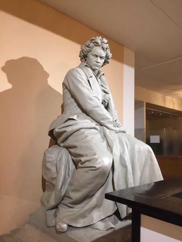 チェコ共和国・プラハ「チェコ・オーストリア・ちょこっとドイツ」の写真：コンツェルトハウスのベートーヴェン像（め...