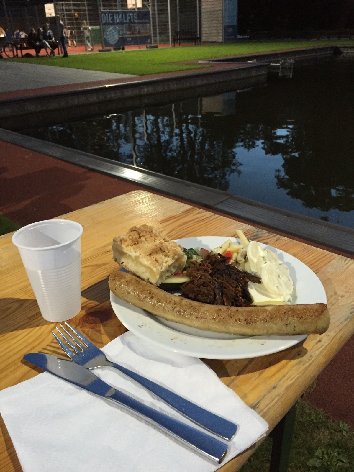 4枚目のLHの機内食、Yクラス利用なのにお食事が足りなくなったらしく、いき...