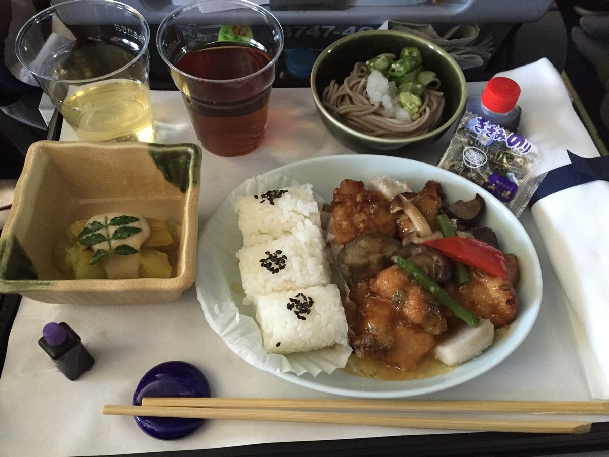 4枚目のLHの機内食、Yクラス利用なのにお食事が足りなくなったらしく、いき...