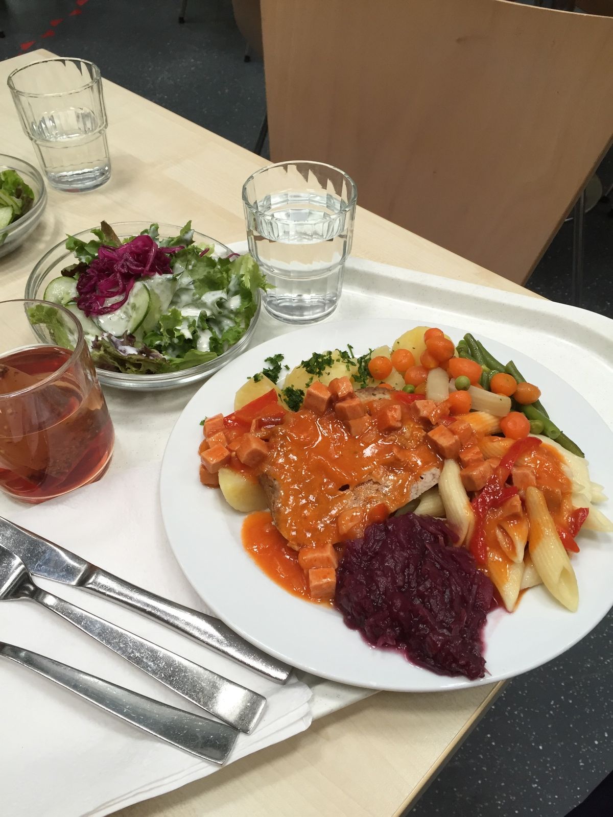 学食でのご飯はこんな感じです👍
すごい量…💦