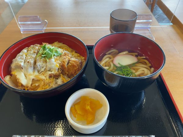 日本・大阪府「香芝SA（下り）のヤマトポークかつ丼とうどんセット」の写真：香芝サービスエリアの
ヤマトポークかつ...