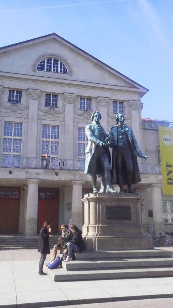 ドイツ・ライプツィヒ「ドイツ」の写真：ワイマール。国民劇場前のゲーテとシラーの像。