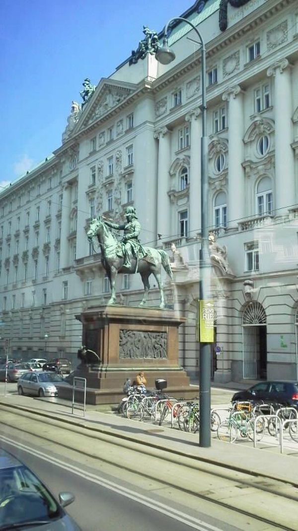 チェコ共和国・プラハ「ウィーン・プラハ」の写真：ラデツキー行進曲の、ラデツキー将軍の銅像。