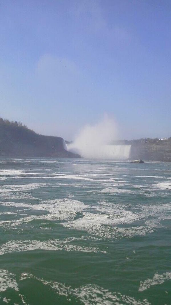 カナダ・バンクーバー「カナダ」の写真：霧の乙女号から見るカナダ滝（遠景）