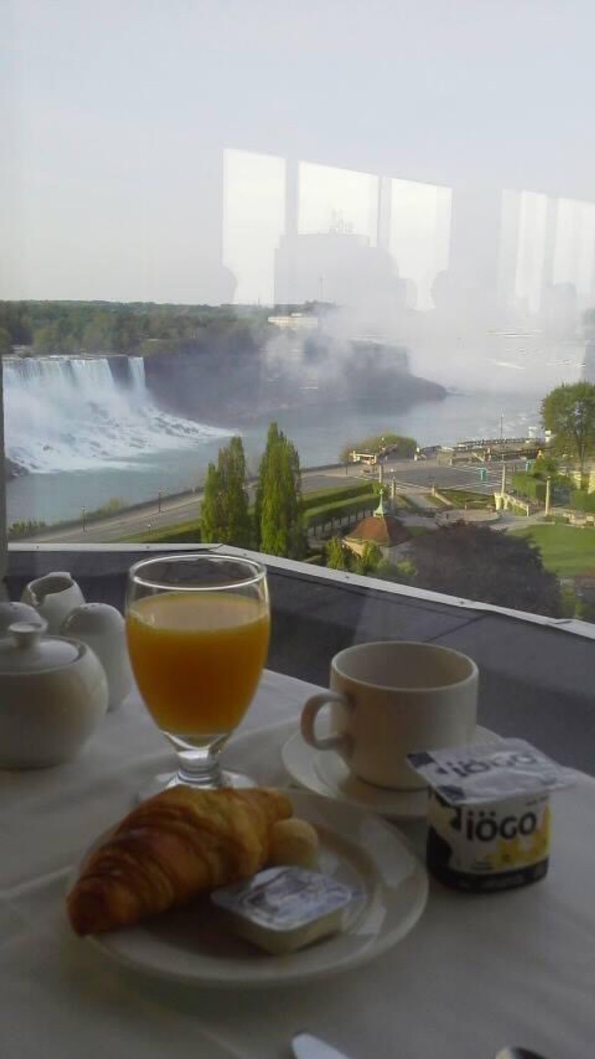 ナイアガラの滝を見ながらの朝食。ホテルはクラウンプラザ（だったと思う💦）