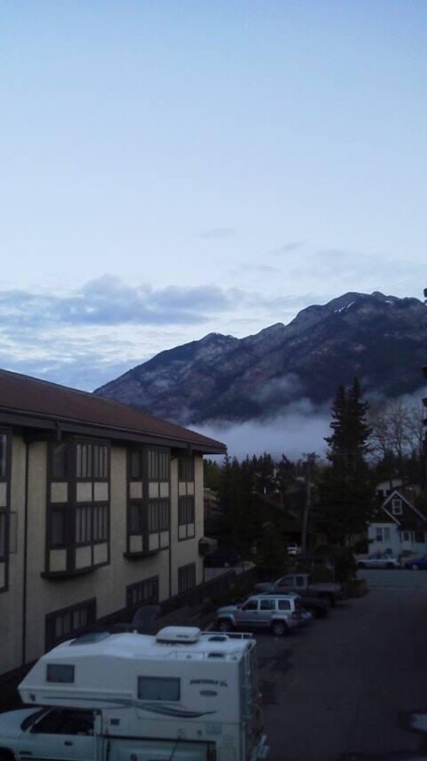 カナダ・バンクーバー「カナダ」の写真：バンフのホテルからは美しい山がすぐそこに...