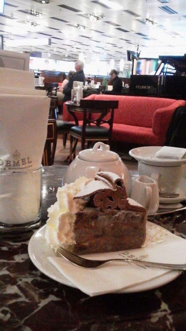 ハンガリー・ブダペスト「ブダペスト・ウィーン」の写真：シュベヒャートに新しくできたDEMELの...