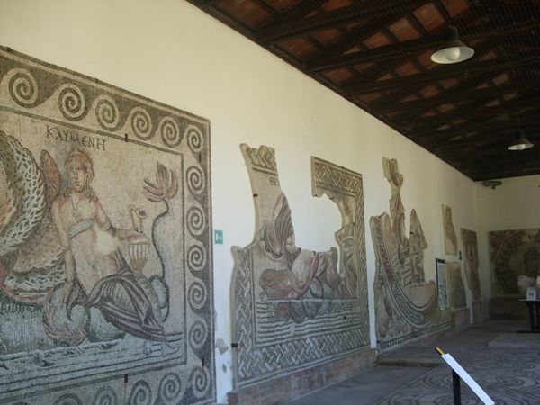 イタリア・アクィレイア「アクィレイアとグラード」の写真：アクィレイアの博物館には無造作に古代のモ...