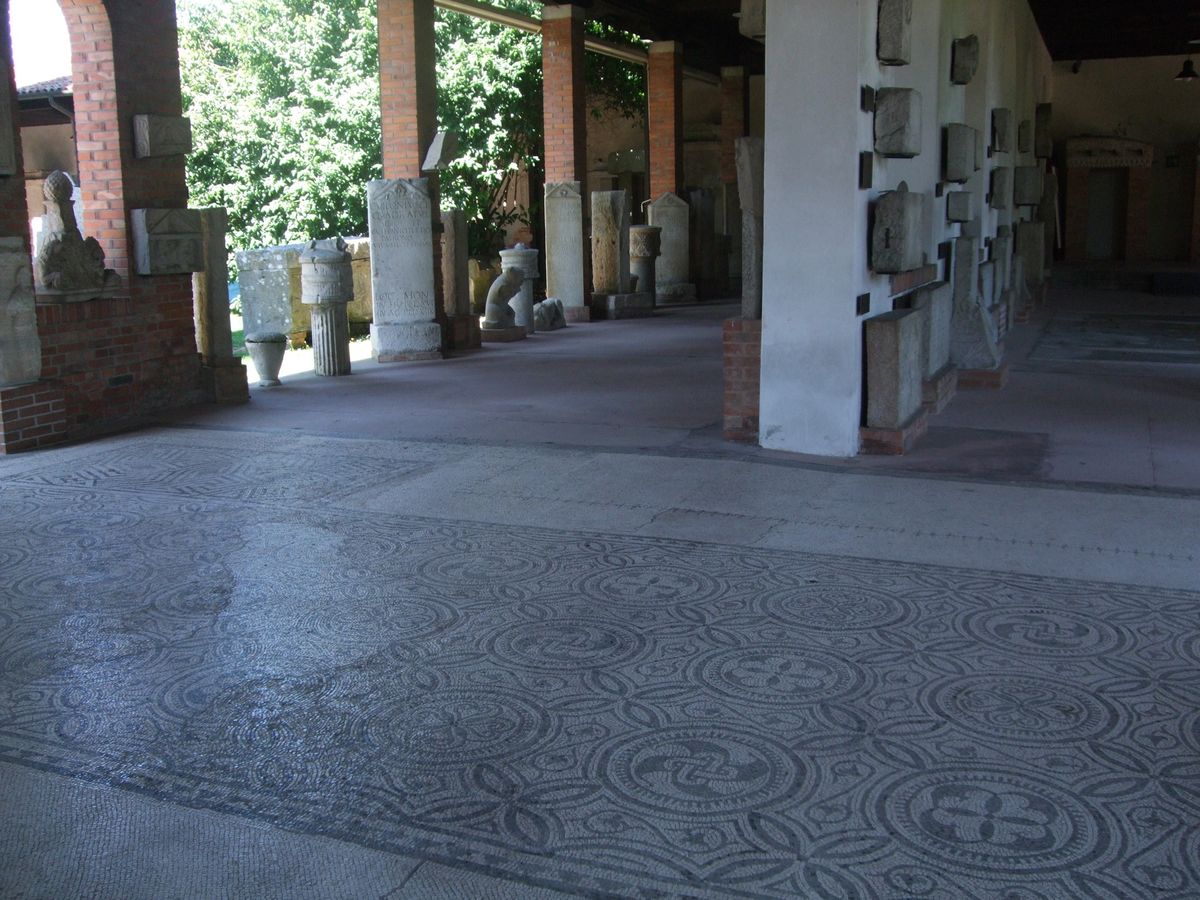 アクィレイアの博物館には無造作に古代のモザイクが展示されている